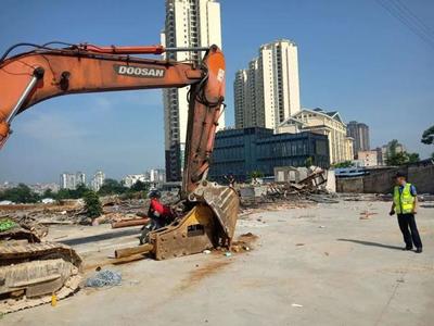 违建！凯里假日广场上千平方米建筑被拆除，引发关注