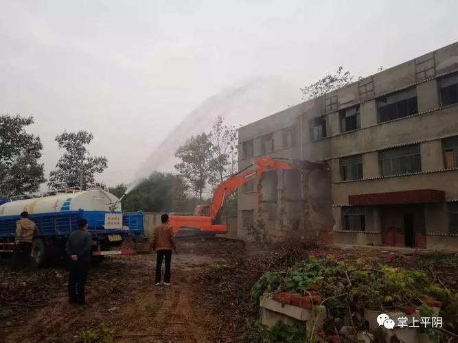 今天,平阴东部一沉寂20年建筑拆除